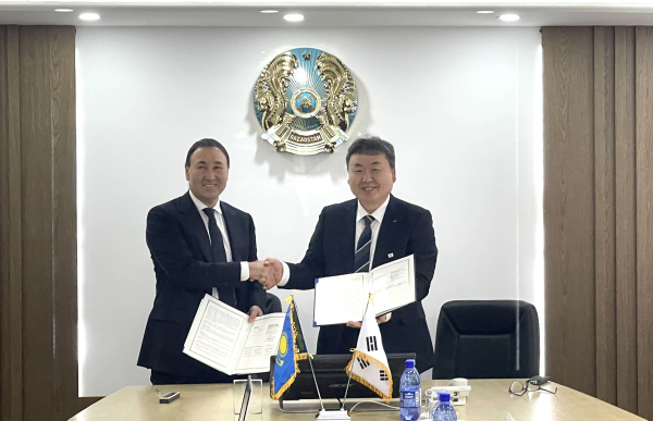 안정호 한국수자원공사 그린인프라부문장(사진의 오른쪽)과 Zeinulkabden Tabigat 아스타나 수 아나시 CEO(사진의 왼쪽)가 협약체결 이후 기념사진을 촬영하고 있다.