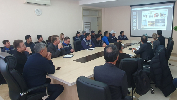 11월 6일(현지 시각)  아스타나시 상하수도 설비를 운영하는 국영기업인 ‘아스타나 수 아나시’사 관계자들과 기술협력회의를 진행하고 있다.