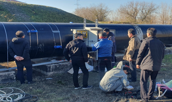 K-테스트베드 해외 실증지원 사업에 참여하는 기업 관계자들이 카자흐스탄 수도인 아스타나시(市)의 수처리시설인 정수장 및 하수처리장에 성능검증 진행을 위하여 국내 기업 자인테크놀로지의 유량계를 설치하고 있다.