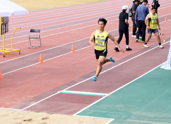 제43회 전국장애인체육대회 T13 시각약시 부문 멀리뛰기에서 문병철 선수가 한국신기록을 세우는 모습(11월 4일).