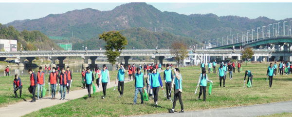 행사 참가자들이 갑천변 일대에서 환경정비를 실시하고 있다.