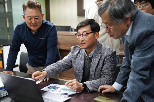 ETRI 장준영 박사(왼쪽에서 두번째)와 (주)지앤시바이오 연구진이 애로기술에 관해 논의하는 모습