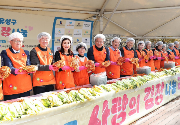 9일 유림공원에서 사랑의 김장나누기 행사가 열린 가운데, 정용래 유성구청장(왼쪽 다섯 번째)이 참가자들과 함께 김장을 하고 있다.