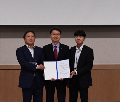 ‘KOMSCO IDC 파트너십 행사’에서 청렴과 상생협업을 위하여 공사 및 협력사 대표가 선언문 낭독을 진행했다. 임도현 ICT 이사(가운데)와 ㈜인터비즈 이종현 이사(좌), 공사 대표 이상인 사원(우)