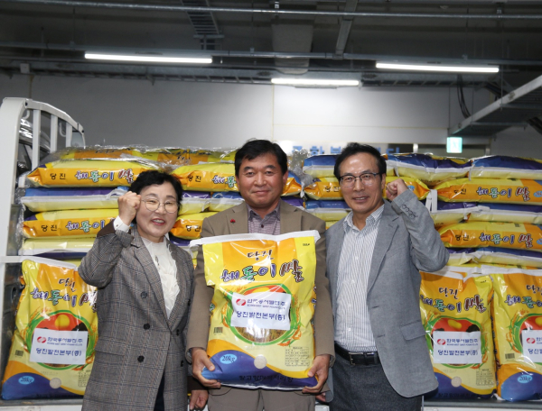 가래떡 데이 쌀 전달식 (왼쪽부터 양기림 당진시복지재단 이사장, 김만복 당진발전본부 지역협력부장, 홍동표 당진발전본부 경영지원처장)