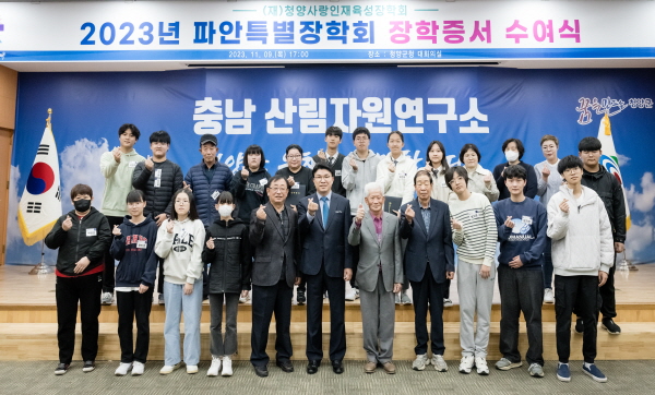 석탄회 기금 및 파안장학회 장학금 전달식 단체사진