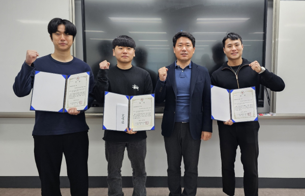 한국에너지학회가 주관한 ‘2023년 제1회 에너지최적화 디자인 공모전’에서 혁신설계 부문 특별상을 수상한 한밭대학교 설비공학과 학생들과 박병용 지도교수(오른쪽에서 두 번째)