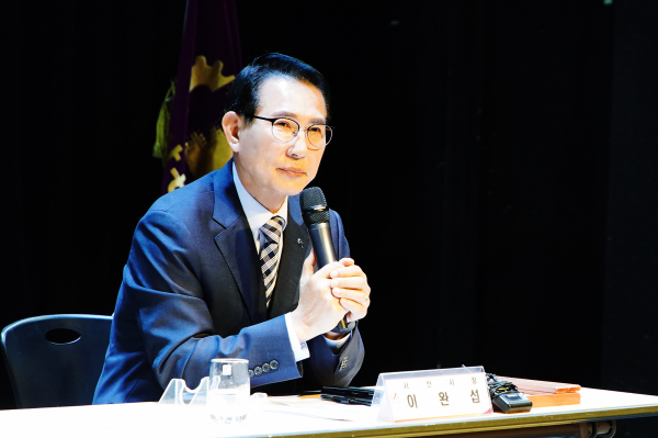 지난 9일 문화회관 소공연장에서 이완섭 서산시장이 지역주도형 청년일자리 사업 참여 청년들과 소통하는 시간을 가졌다.