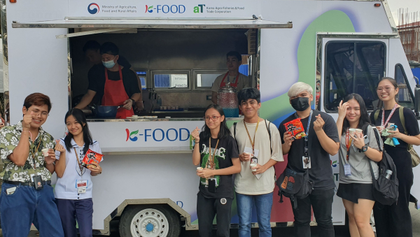 캠퍼스에서 K-푸드를 즐기는 필리핀 대학생들