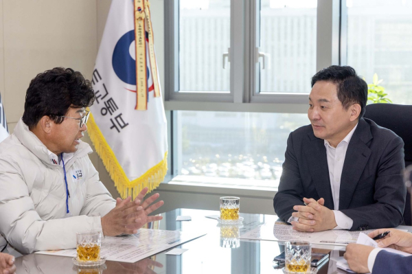 최충규 대덕구청장(사진 왼쪽)이 13일 국토부를 방문, 원희룡 국토부장관(사진 오른쪽)에게 효자구역(1단계) 주거환경개선사업 연내 보상계획 공고 지원을 요청하고 있다.