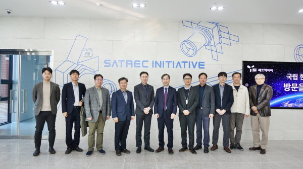 지난 10일 ㈜쎄트렉아이와 산학협력 협약을 체결하고, 참석한 관계자들이 기업 견학 후 기념촬영.(왼쪽에서 다섯 번째부터 ㈜쎄트렉아이 김이을 대표, 한밭대 오용준 총장)