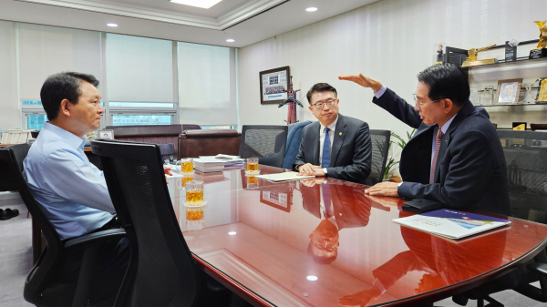 성일종 국회의원을 만나 서산시 주요 사업 설명(왼쪽부터 첫 번째 성일종 국회의원, 장상윤 교육부 차관, 이완섭 서산시장)