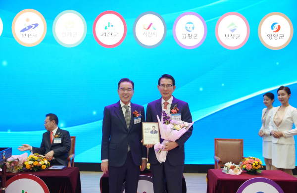 15일 서울 농협중앙회 본관에서 열린 ‘2023년 지역농업발전선도인상’시상식에서 이완섭 시장이 지역농업발전선도인상(像)을 수상했다