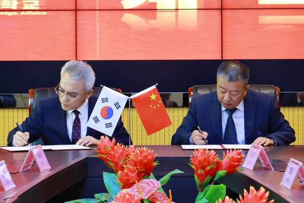지난 10일 중국 산동외사직업대학교에서 열린 ‘글로벌 공유 캠퍼스 구축 협약식’ 모습.