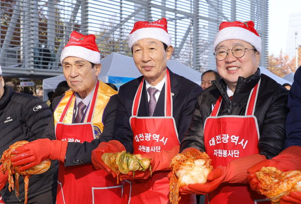 ‘제15회 따뜻한 겨울나기 김장 대봉사’ 에 참가한 이장우 대전시장
