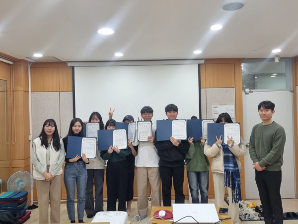 지난 14일, 한밭대학교 학생상담센터가 운영한 ‘2023학년도 집단상담 프로그램’ 수료식 후 참여한 학생들과 관계자들이 기념촬영