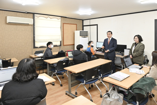 지난 14일 자활근로사업단을 찾아 소통중인 김광신 중구청장