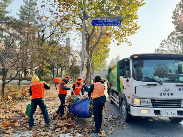 환경공무직과 직능·자생단체 회원 등 주민들이 함께 겨울맞이 대청결 운동 실시