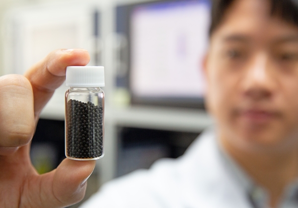 연구진이 개발한 세륨이 첨가된 루테늄 촉매를 들고 있다