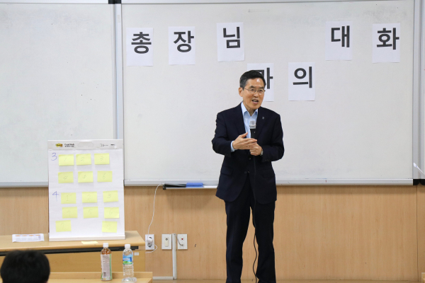 유길상 한국기술교육대학교 총장은 15일 교내 담헌 실학 관에서 교양과목인 ‘천안학 강의’ 시간에 재학생 70여 명을 대상으로 ‘총장님과의 대화’ 프로그램을 갖고 학생들과 열띤 토의와 질의응답 시간을 가졌다.