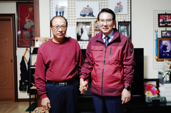 이완섭 서산시장이 제84회 순국선열의 날을 맞아 독립유공자 유족을 위문하는 모습(왼쪽부터 이광주 씨, 이완섭 서산시장)