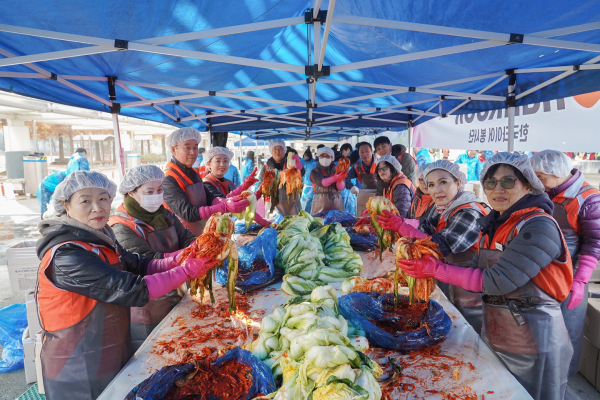 지난 15일 대전시 엑스포 시민광장에서 진행된 제15차 따뜻한 겨울나기 김장대봉사에 한국타이어 봉사단 참여 모습