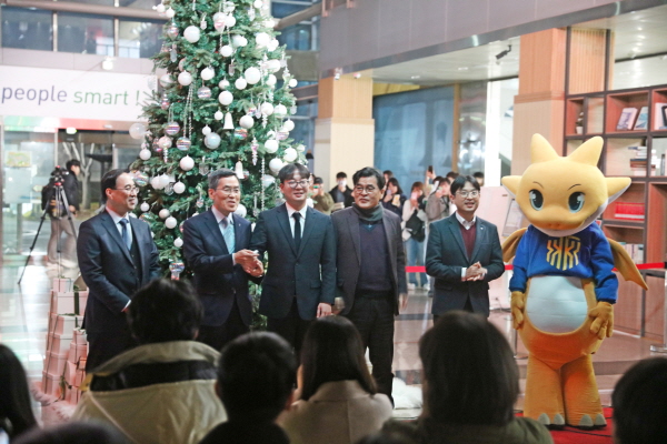 지난 15일 교내 다산정보관(도서관) 로비에서 ‘그린(GREEN) 크리스마스 점등식’ 모습