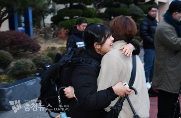 한 수험생과 어머니가 서로를 안아주고 있다