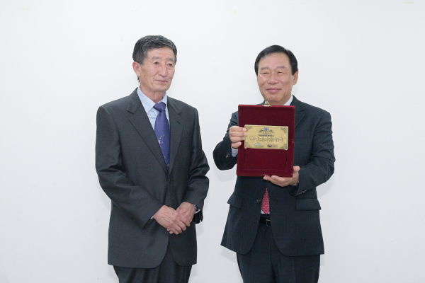 ‘병역명문가의 집 문패 달아주기 사업’ 왼쪽부터 박영서 씨, 최민호 세종시장