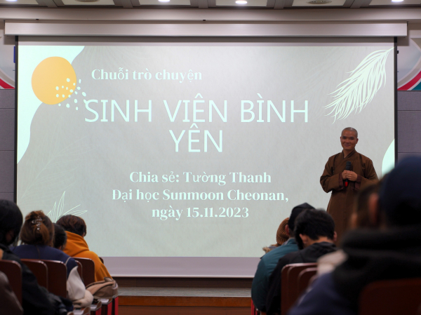 선문대 초청으로 국내 최초 베트남 사찰인 원오사 주지 틱 뜨엉 탄 스님이 베트남 외국인 유학생 대상으로 특강을 하고 있다