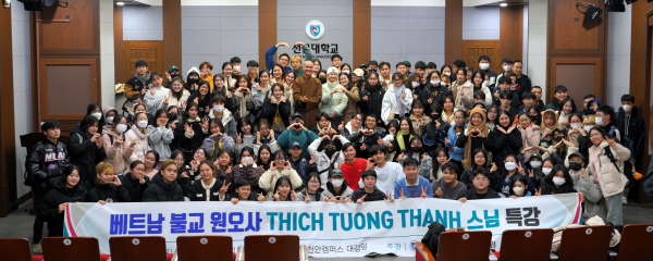 베트남 틱 뜨엉 탄 스님 특강 후 베트남 외국인 유학생과 단체 사진