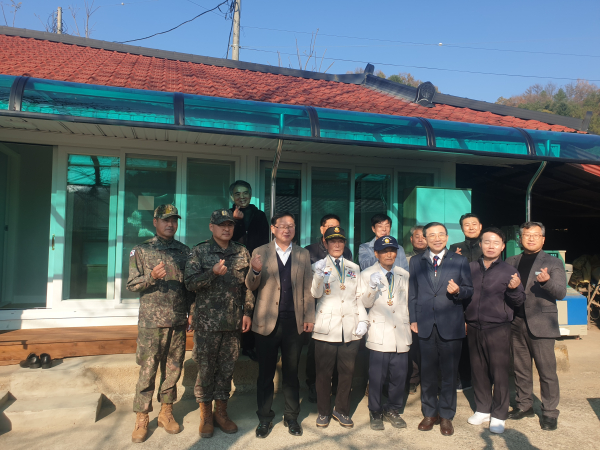 참석자들이 현판 제막식 후 기념 촬영을 하고 있다.