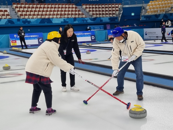 지난 15일부터 16일까지 강원도 강릉시 일원에서 열린 2023 장애인스포츠강좌이용권 하반기 단기스포츠체험강좌 컬링체험 모습