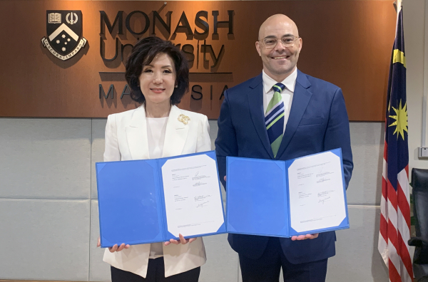 충남대-모나시대학 글로벌 오픈캠퍼스 추진 업무협약 체결식 사진.