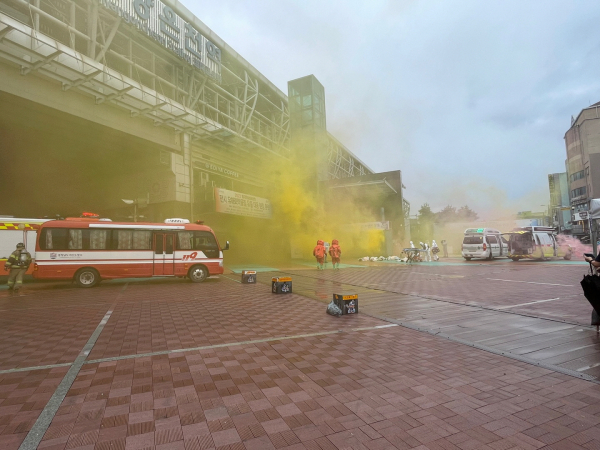 전시 유해화학물질 유출 대응 실제 훈련 장면
