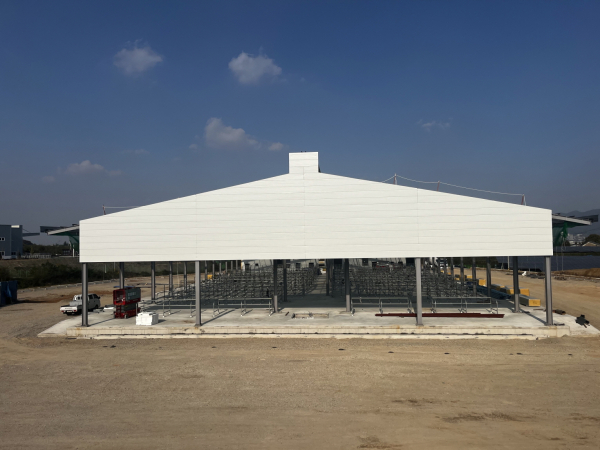 예산가축경매시장 계류대 등을 설치하고 있다