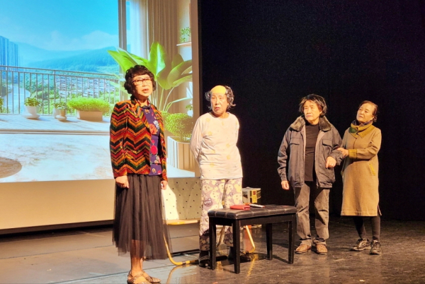 대전시노인복지관이 지난 16일 대전중구문화원 뿌리홀 공연장에서 연극반 어르신들의 발표회를 가졌다.