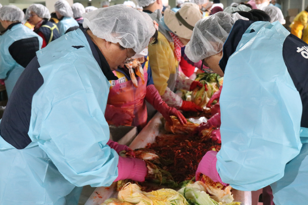 세종시설공단 임직원 봉사자가 직접 김장을 담그고 있는 모습. (왼쪽부터 조소연 이사장, 유재연 경영전략본부장)