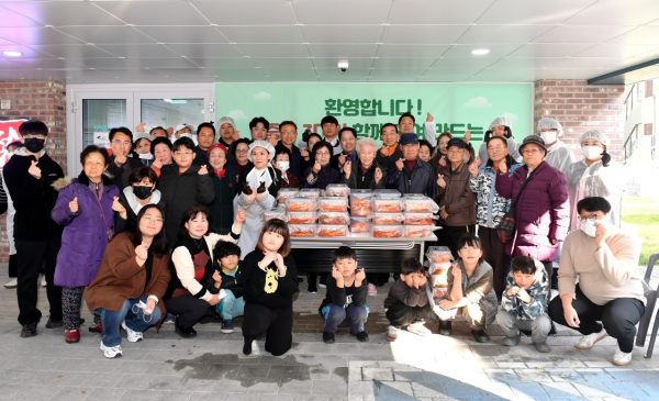 지난 18일 청년모아에서 진행한 '3대가 하나되는 김장나눔 행사 단체사진