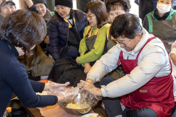 최충규 대덕구청장(사진 오른쪽)이 동춘당공원 내 호연재 고택에서 진행된 대덕구여성단체협의회 역량 강화 세미나에 참석해 협의회 회원들과 음식문화 체험을 하고 있다.