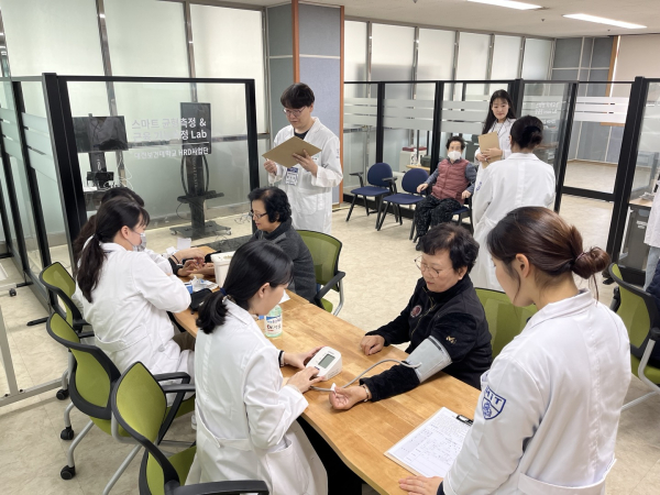 지역사회 어르신과 함께하는 통합돌봄 서비스러닝 행사 모습