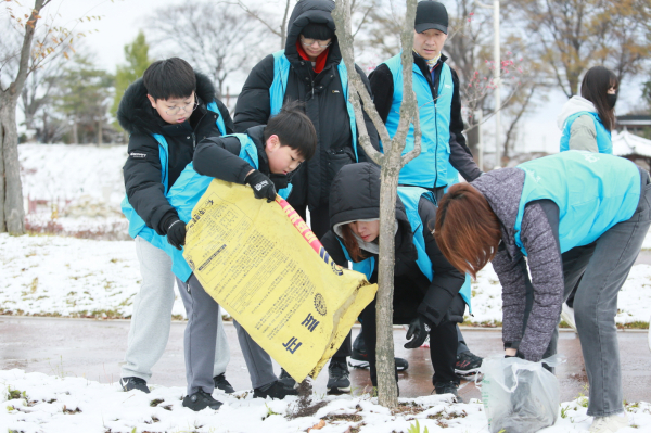현대제철 가족봉사단, 문화재 가꾸기 활동 진행 모습