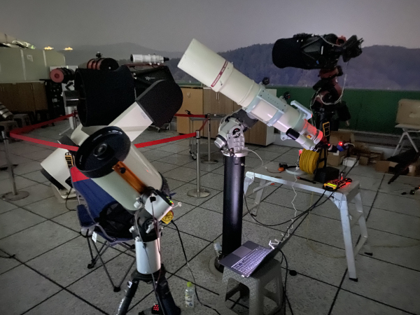 천체 관측 망원경 설치 사진
