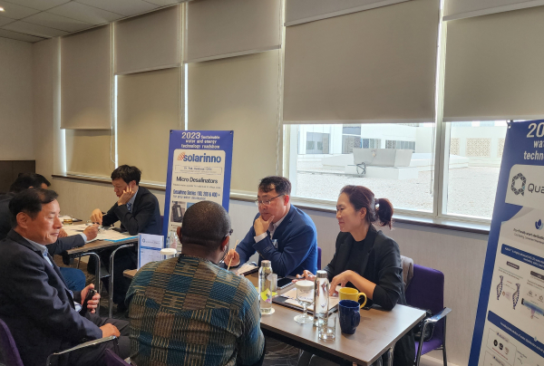 국내 참가기업이 중동시장 기술수요 확인 및 판로개척을 위해 해외 바이어와 비즈니스 상담 모습.