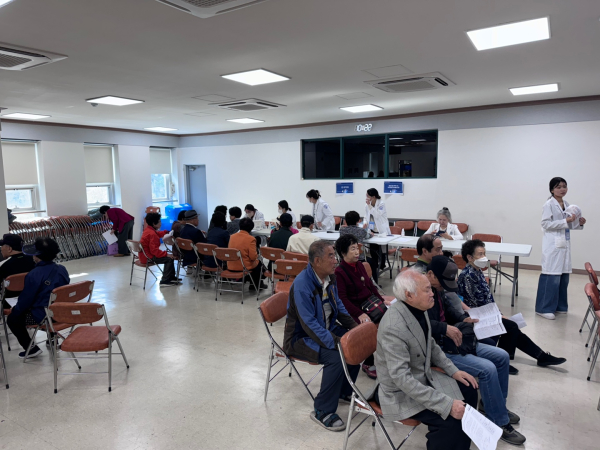 지역사회 노인돌봄 봉사활동 진행 모습