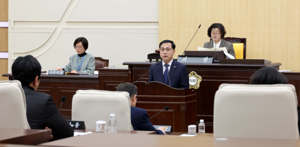 박희조 동구청장이 제276회 정례회 개회식에 참석해 2024년도 예산안 제출에 즈음한 시정연설을 하고 있다.