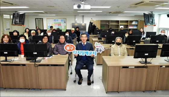 중구청 전산교육장에서 진행된 스마트폰 활용과정 수료식 기념사진