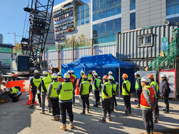 수도권본부는 21일 인덕원∼동탄 복선전철 제1공구 건설현장에서 비상대응 모의훈련을 시행하고 있다.