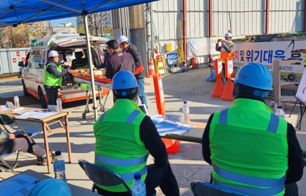 수도권본부는 21일 인덕원∼동탄 복선전철 제1공구 건설현장에서 비상대응 모의훈련을 시행하고 있다.