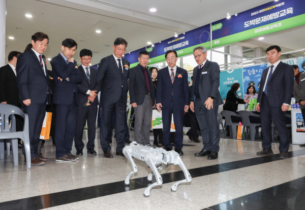 2023 대전미래교육박람회장을 둘러보고 있는 설동호 교육감